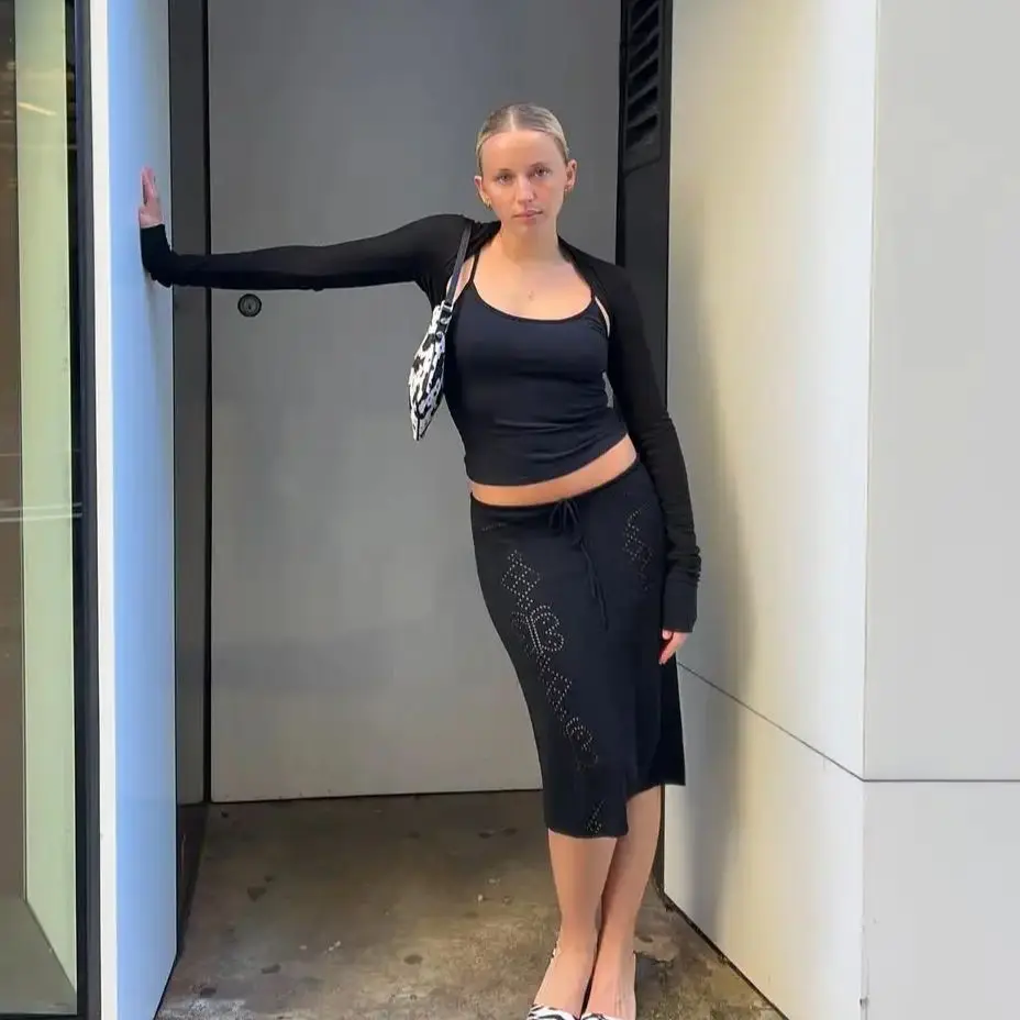 

Майка на осень и зиму, женская черная майка без рукавов, подчеркивающая и универсальная, для похудения, тонкие бретели, эластичный короткий стиль, облегающий повседневный спортивный топ