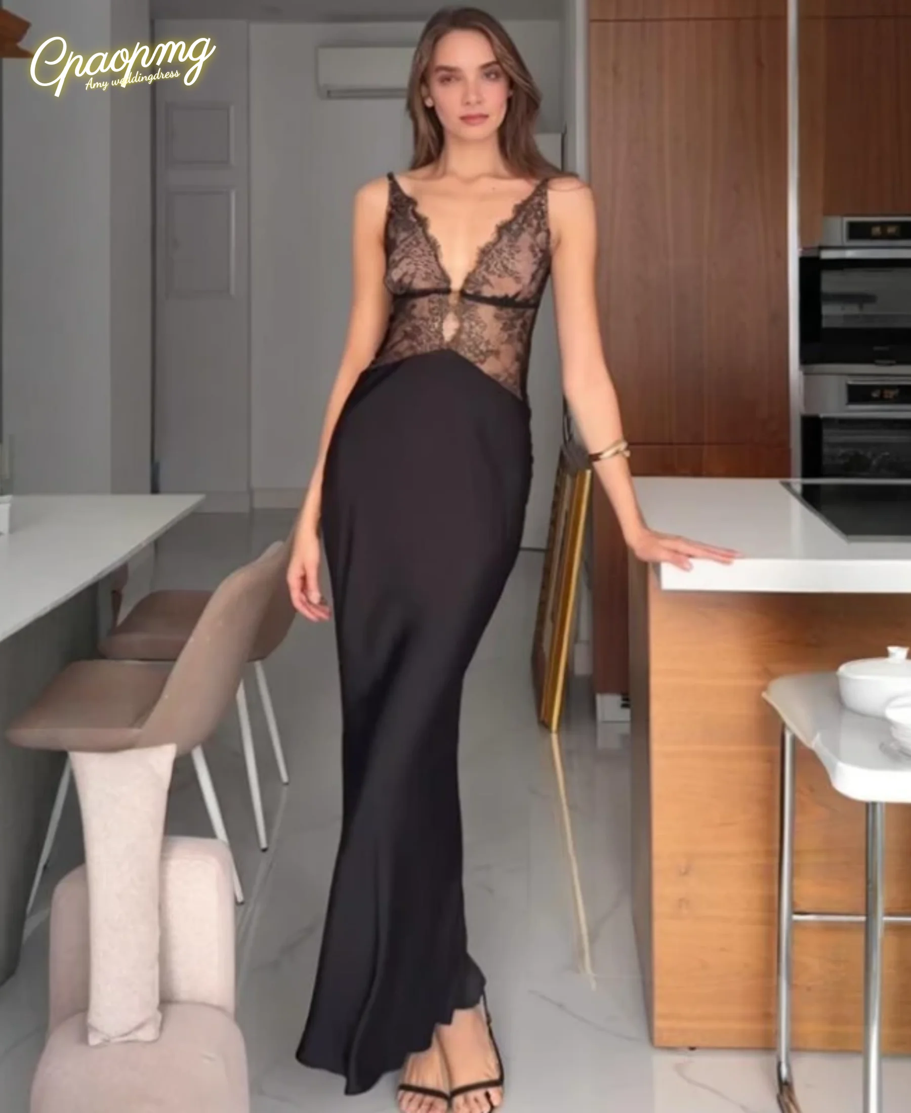 

Новое вечернее платье: Элегантное длинное платье на бретельках с глубоким V-образным вырезом, кружевными вставками и индивидуальным дизайном