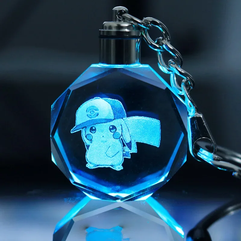Anime Pokemon Bunte Kristall-Lampe Schlüsselanhänger Cartoon Pikachu Actionfiguren Glas-Anhänger Nachtlicht Schlüsselring Kette Spielzeug Geschenke
