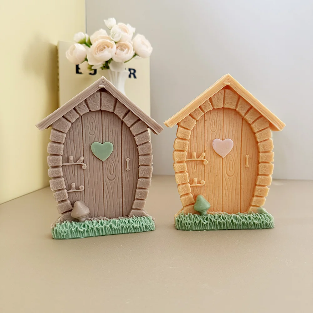 

Silicone mold for handcrafting scented gypsum candles with a three-dimensional house shape