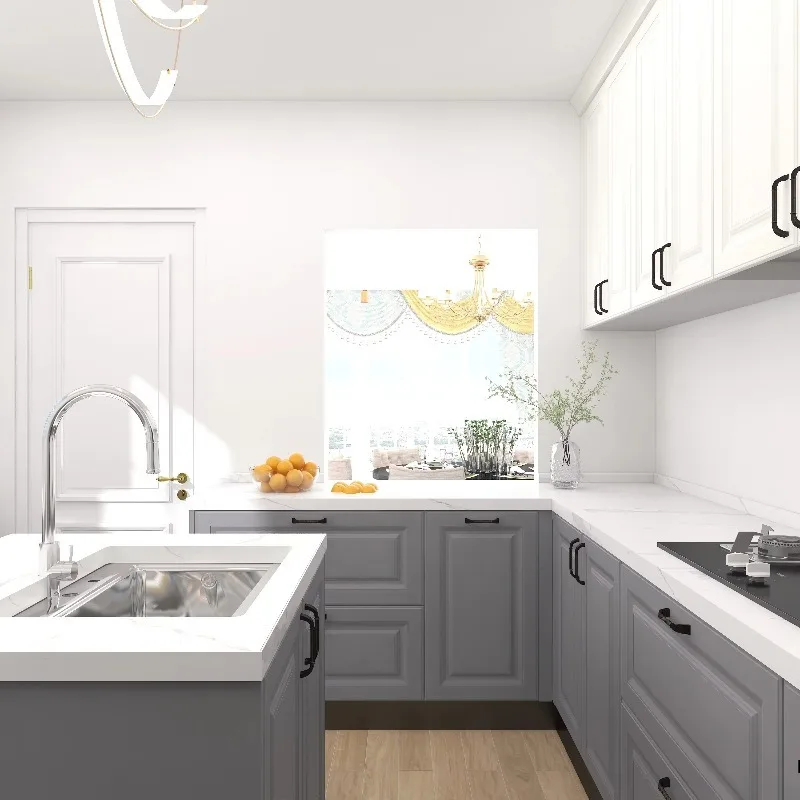 L자형 중앙 아일랜드 주방: 모던한 캐비닛, 일체형 싱크대, 개방형 레이아웃 및 자연광 활용