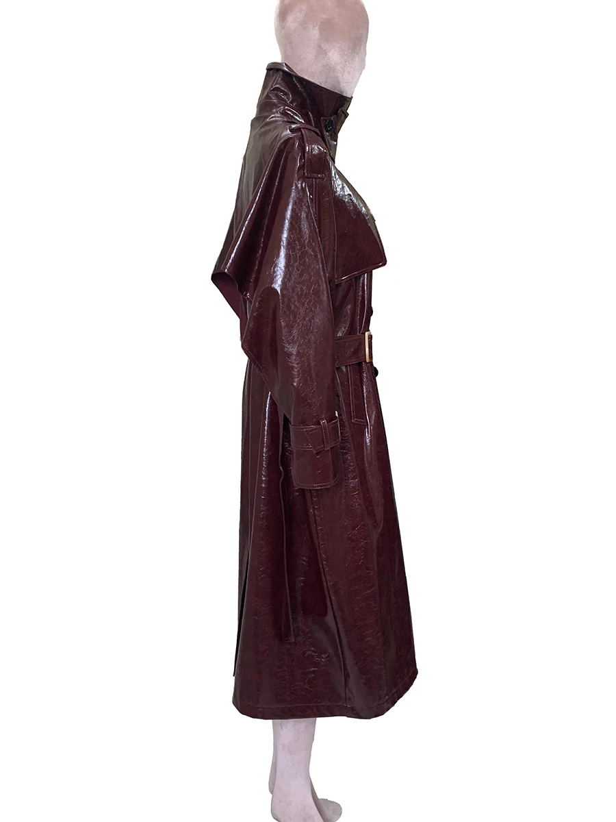 Trench lungo in ecopelle riflettente lucido autunnale per donna Cintura increspata Abiti eleganti di moda europea di design di lusso