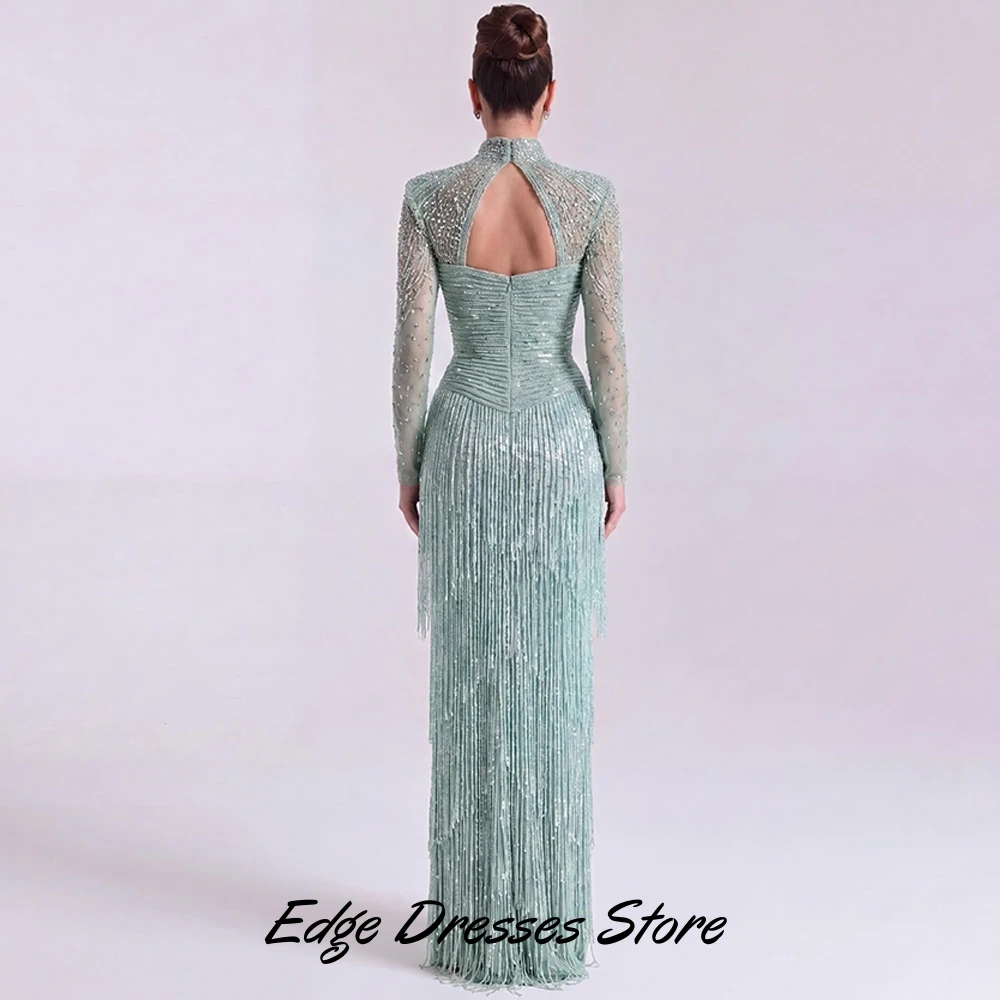 Klassisches Abendkleid mit hohem Kragen und langen Ärmeln, maßgeschneidertes Luxuskleid mit Quasten und Perlen, Meerjungfrauenkleid aus Jersey für den Abend.