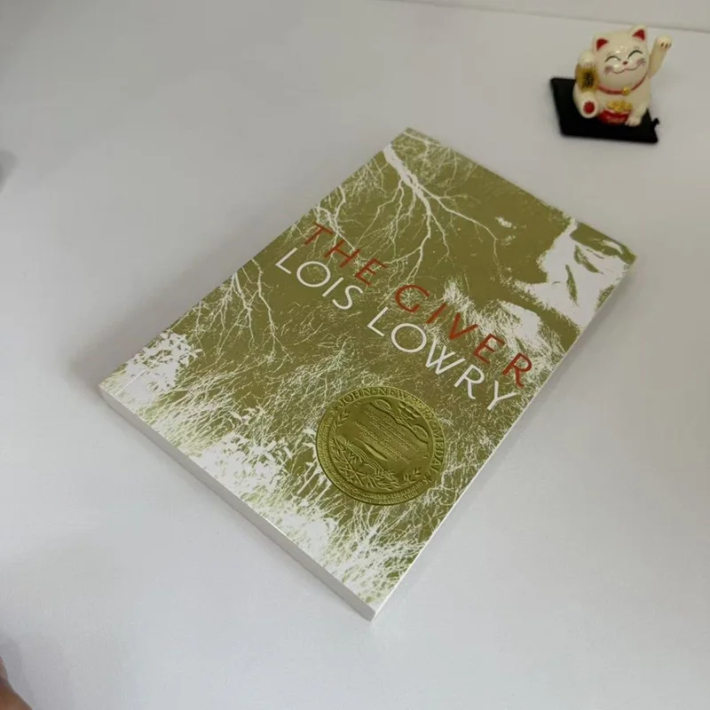 The Giver هو رواية بريطانية أصلية The Giver and Giver Newbury Gold Award نفاق الوعي الفردي للتحكم الاجتماعي