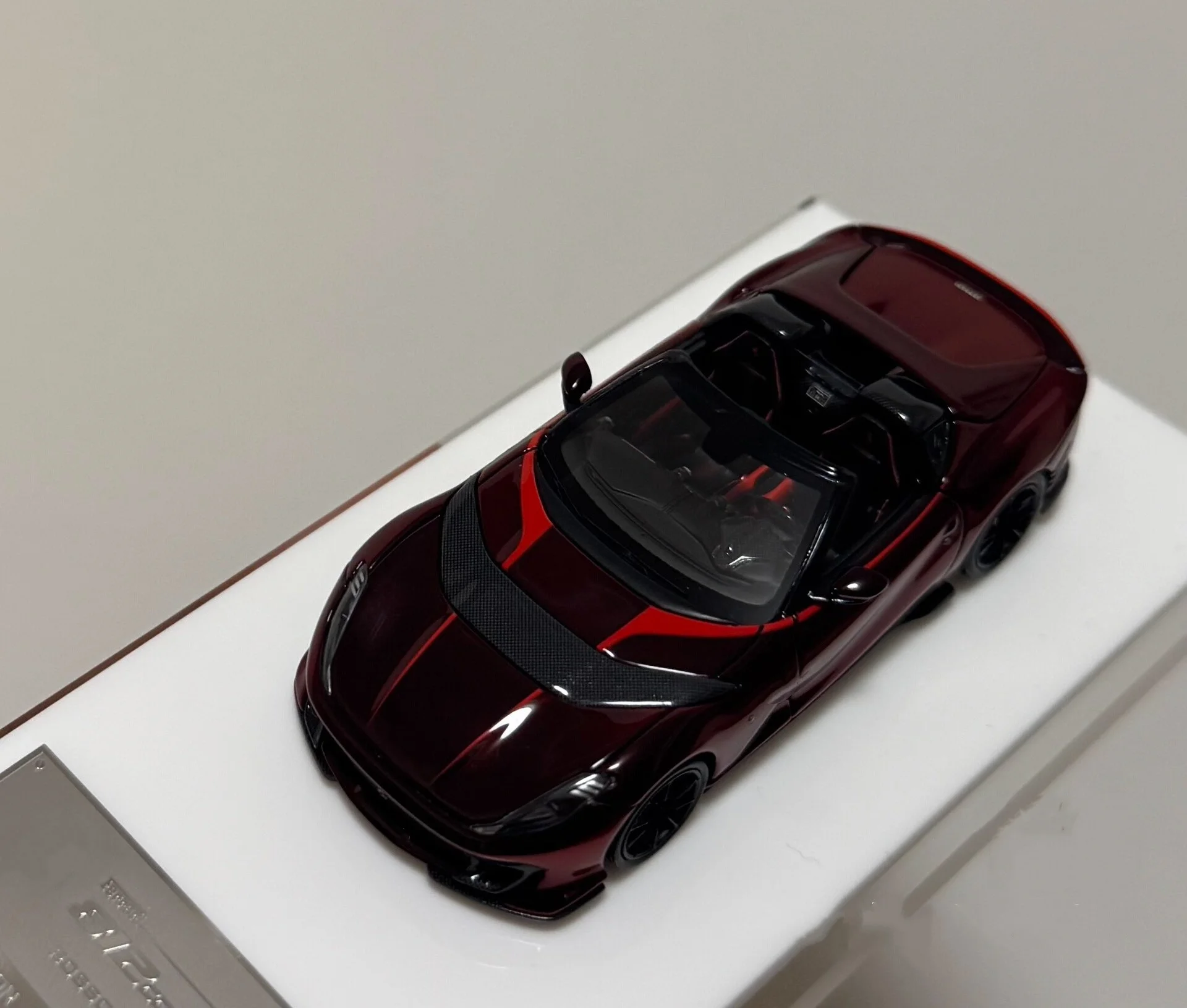 

FUME FUELME X DRAKHY 1/64 Ferrari 812ca Taormina Red Limited Edition Resin Collectible Gift Set