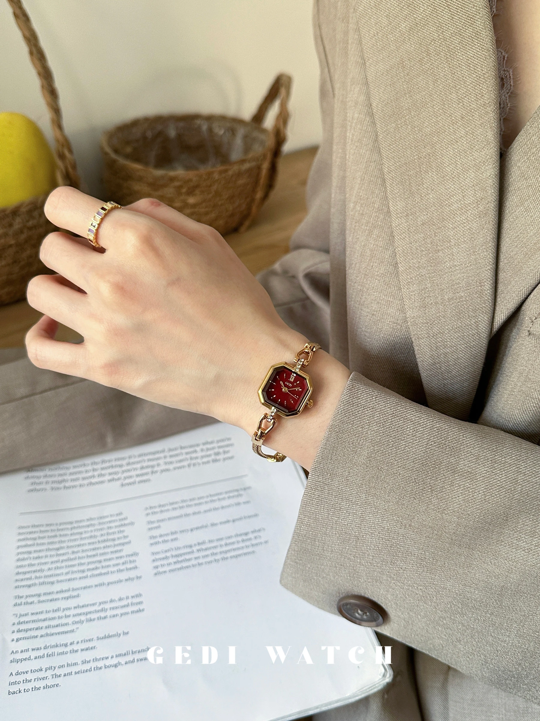 Retro Burgundy Square Watch 2025 New Arrival Luxury-inspired, Exquisite, Compact Ladies' Elegant Bracelet Quartz Watch