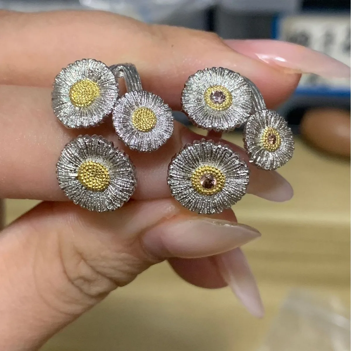 

small daisy-style ring with diamond inlay