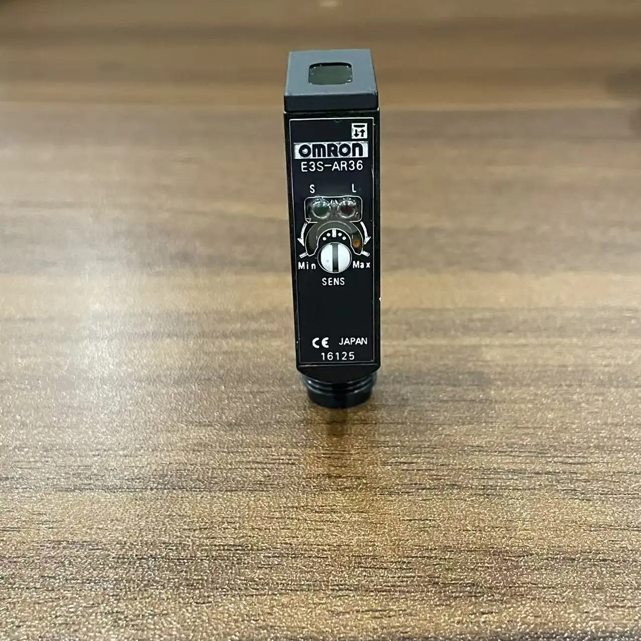 E3S-AR36 PNP Photoelectric Sensor, 2m Range, IP67 for Conveyor Systems