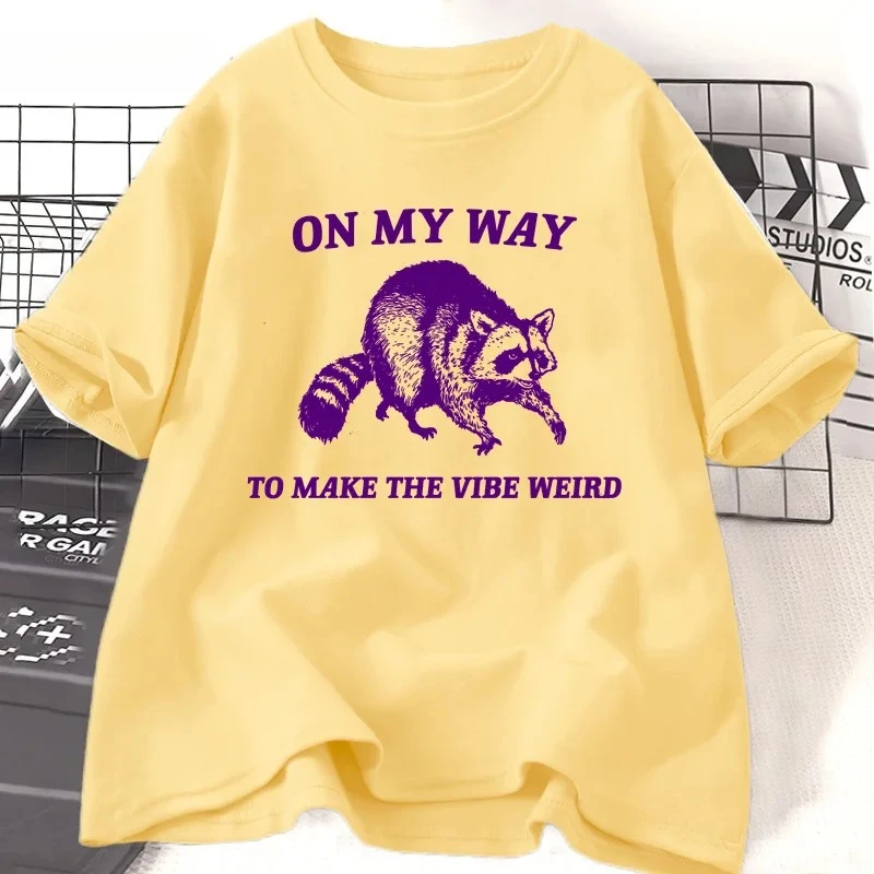 เสื้อยืดลายแรคคูนสุดแปลก On My Way To Make The Vibe Weird สำหรับผู้หญิง เสื้อยืดแขนสั้นลายกราฟิก เสื้อผ้าผู้หญิง