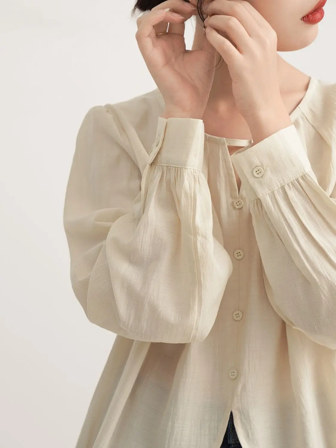 Temperament French V-neck Shirt for Women Spring and Autumn New Pleated Long-sleeved Shirt Pullover Top