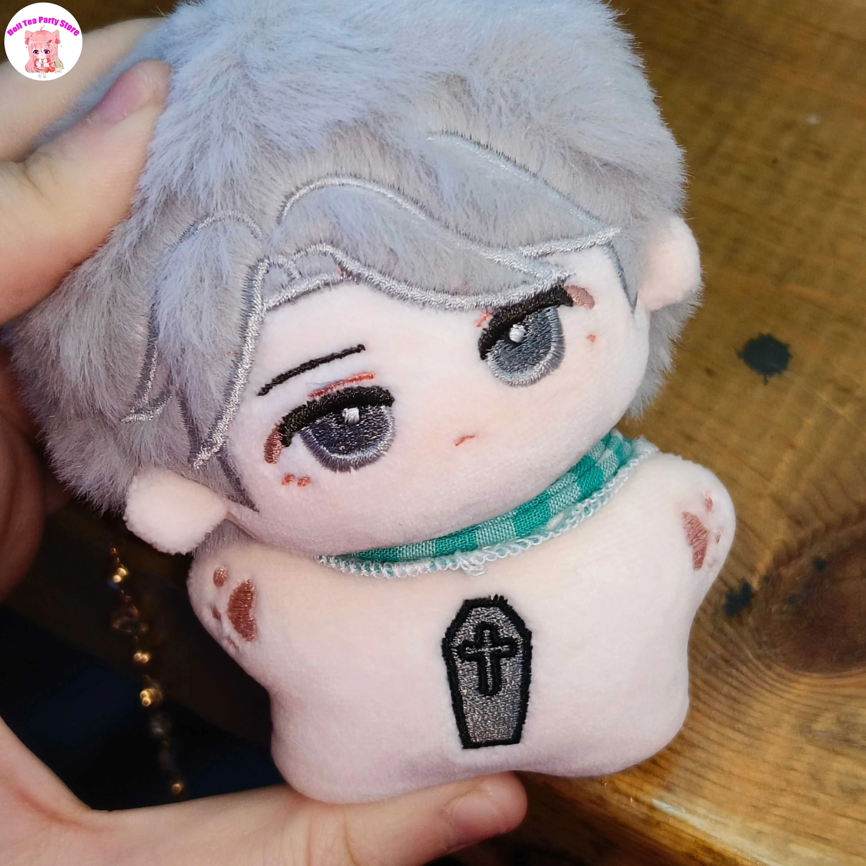 

Аниме идентичность V Ezop Carl Бальзамировщик Плюшевая кукла Корпус 10 см Даго Мультфильм Хлопковые игрушки Подвеска Брелок Плюшевые игрушки Праздничный подарок