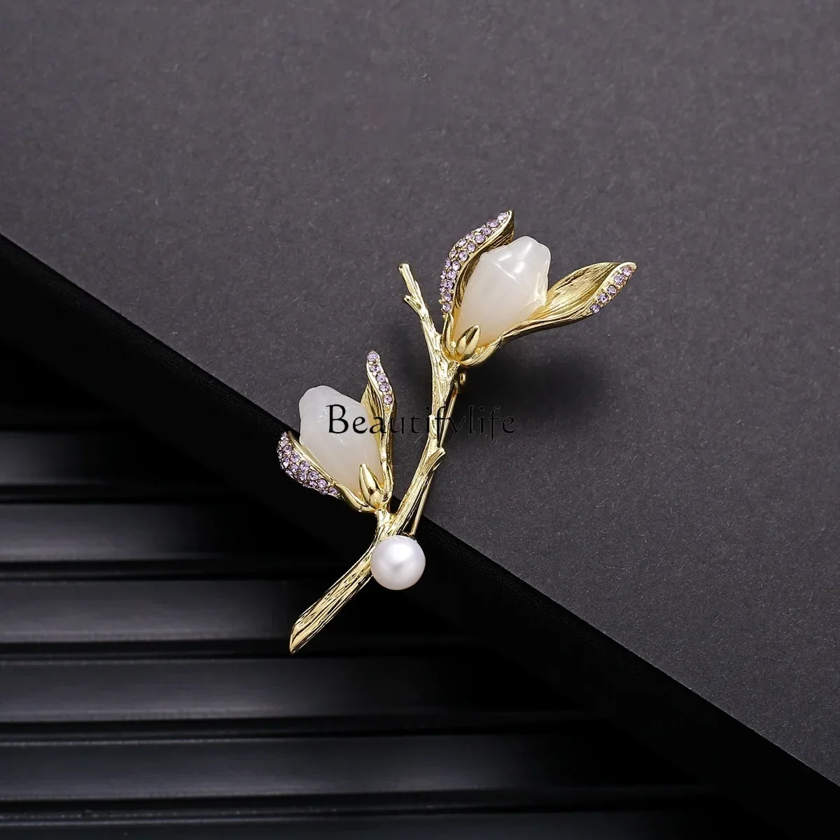 

Medieval Magnolia High-grade Natural Stone Freshwater Pearl High-grade Temperament Corsage
