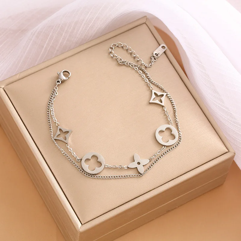 

The hollow four-leaf clover double-layer bracelet is a versatile and popular four-leaf clover bracelet