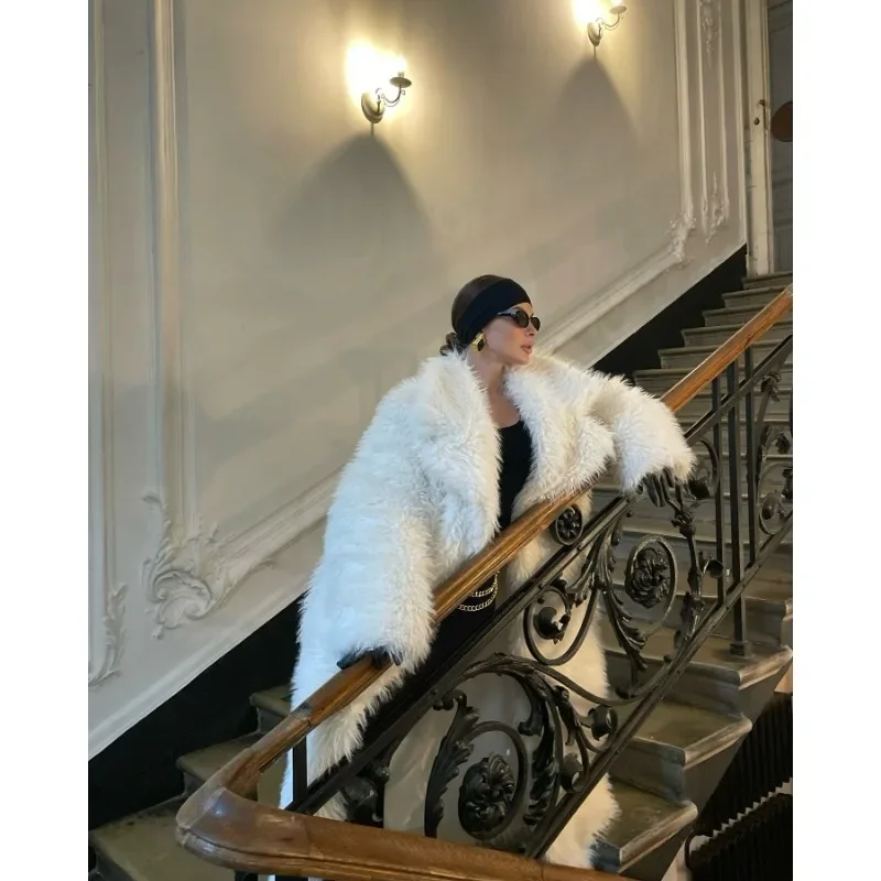 เสื้อโค้ทขนเฟอร์เทียมสำหรับผู้หญิง สไตล์ลำลอง แขนยาว ปกเสื้อแบบปกเชิ้ต มีกระเป๋า หนาขึ้น แฟชั่นสตรีทแวร์ ปี 2025 รุ่นใหม่ ยาวคลุมเข่า สีขาว ดีไซน์หรูหรา