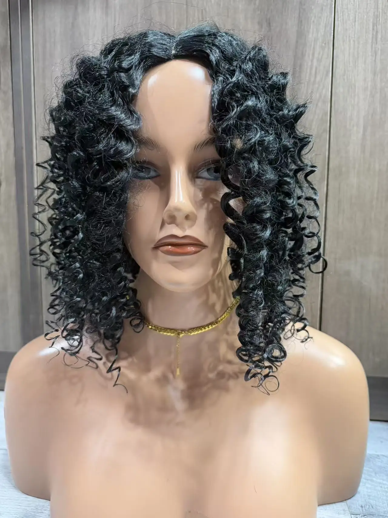 Elegante Damen-Kurzhaarperücke mit Mittelscheitel - Natürlicher Volumen-Look, Synthetisches Haar, Geeignet für Tägliches Tragen