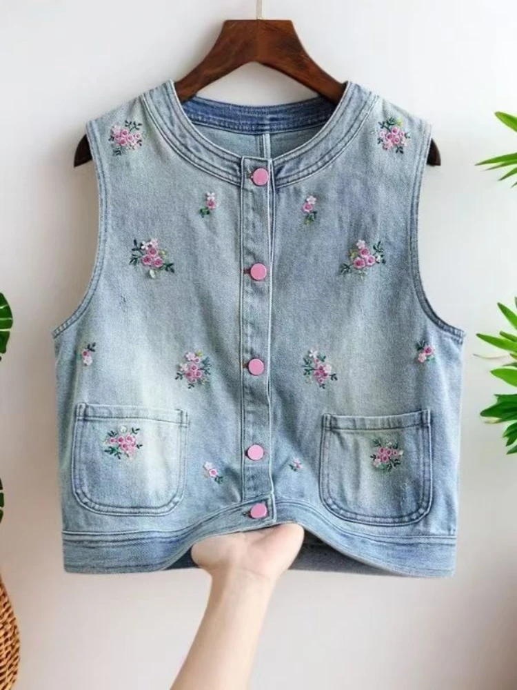 

Винтажный джинсовый жилет с цветочной вышивкой, розовые пуговицы, передние карманы с клапанами и укороченные рукава - женский летний многослойный повседневный топ