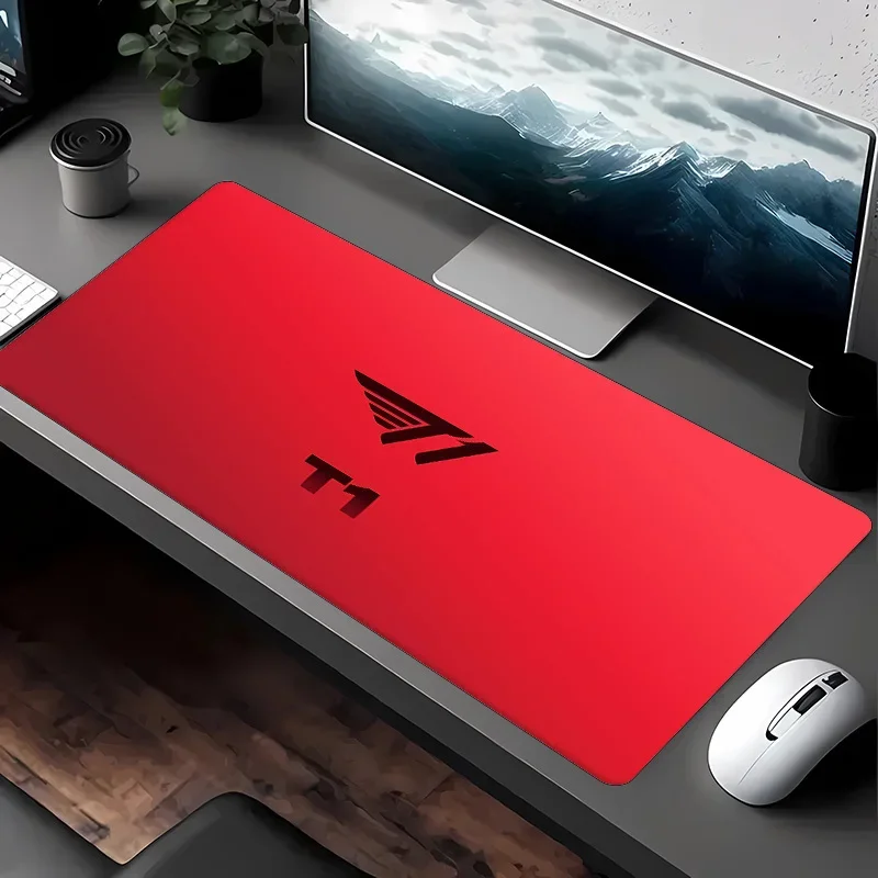 Tappetino per mouse e scrivania da gioco T1 3 - Rosso con logo delle ali nere, base in gomma antiscivolo, tappetino rettangolare resistente per PC, ufficio, casa