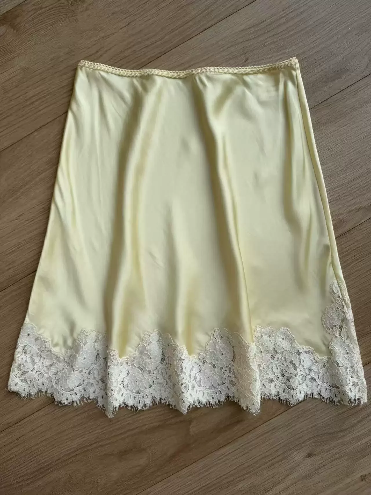 2026 Women Lace Patchwork Elastic Waist A-Line Fashion 100% Silk Yellow Mini Skirt