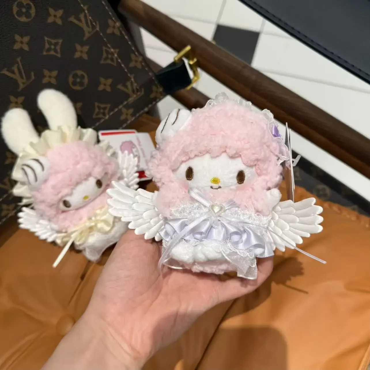 

Плюшевая кукла-брелок Sanrio Family Piano Lamb Angel в костюме, подвеска для сумки, мультяшная плюшевая кукла, подарок, украшение, подвесные украшения