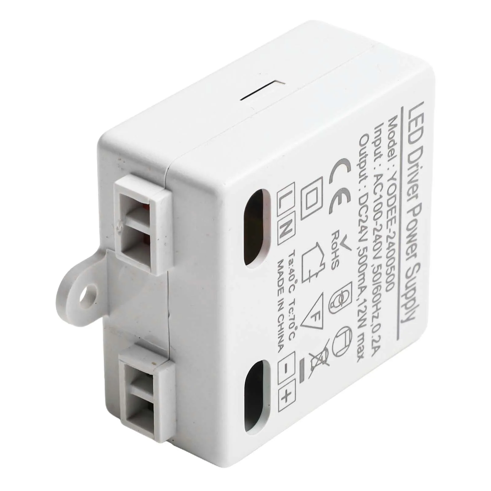 Adattatore di alimentazione LED a basso profilo che funziona a 24 V CC con protezioni essenziali di sicurezza costruite per la tua pace di mente