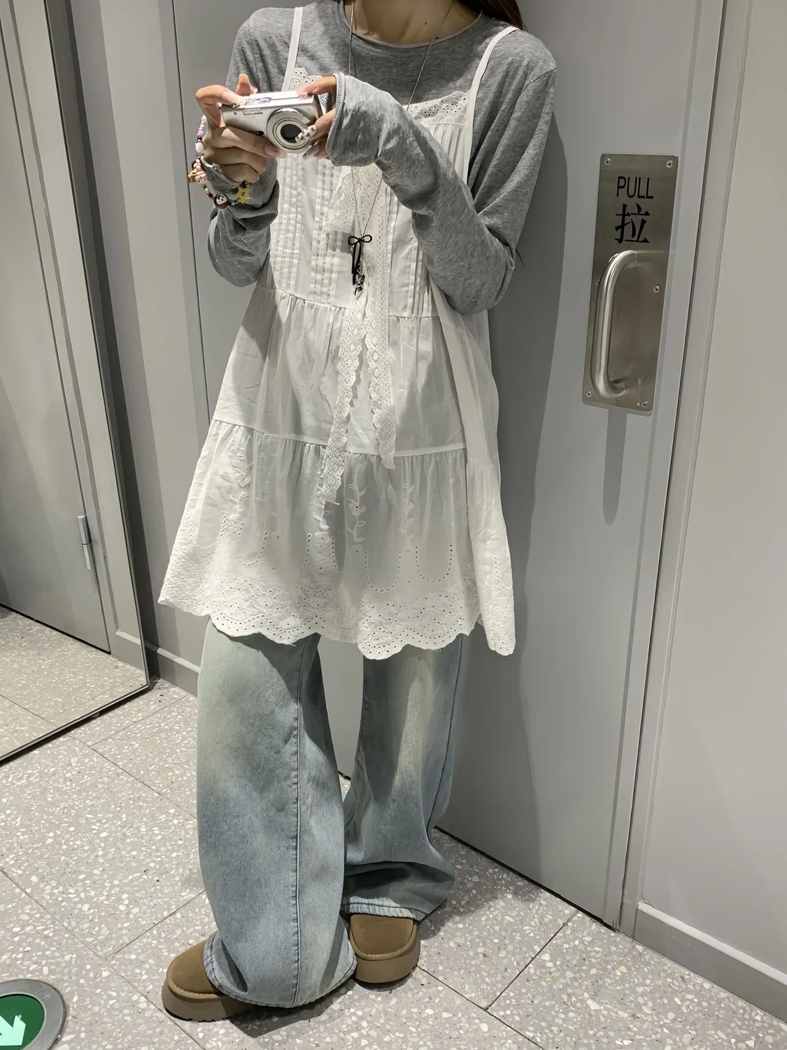 Dunne pure witte katoenen kanten cover-up onderjurk dames lente herfst mouwloze overlay korte mini-jurk Koreaanse zoete stropdas-front