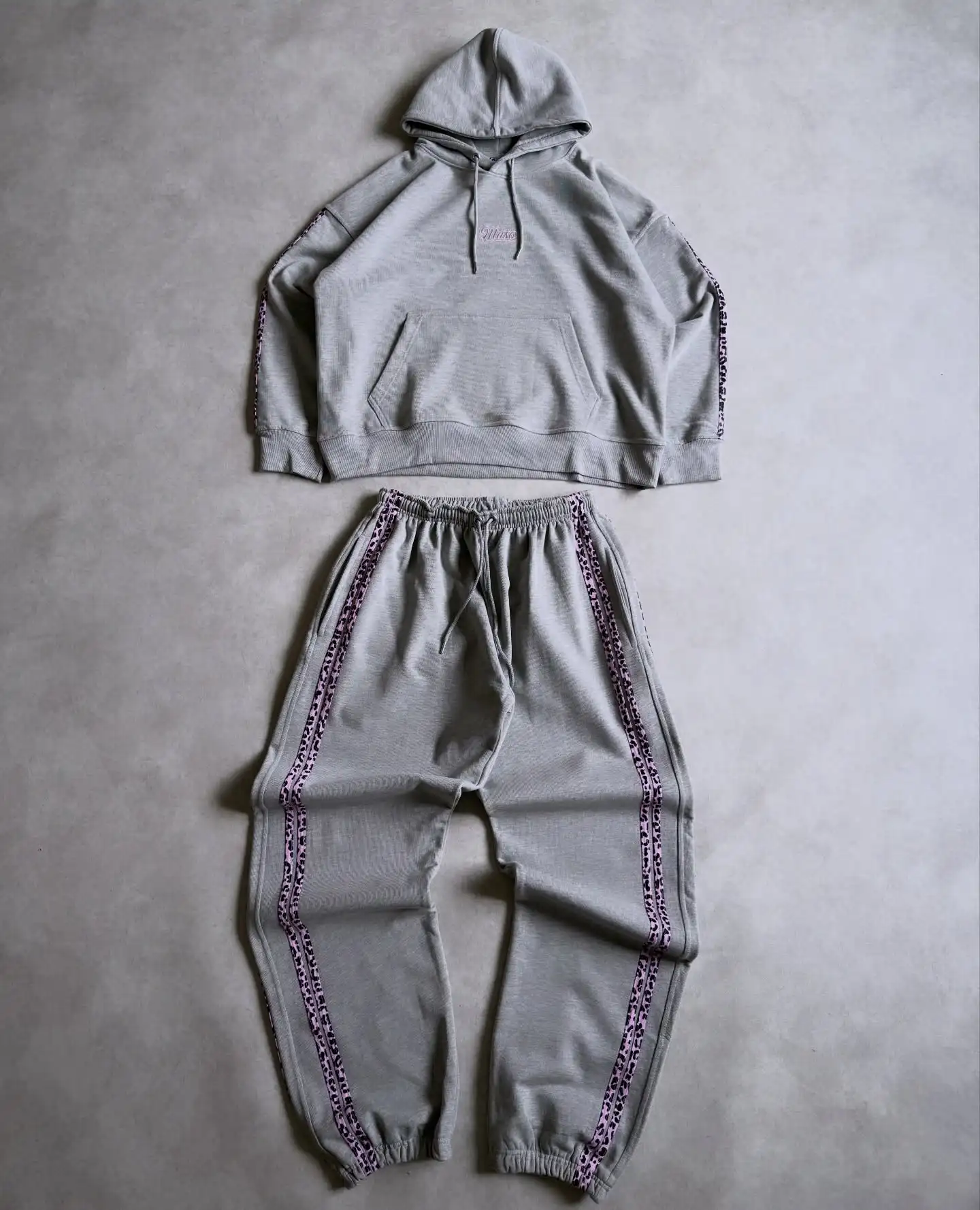 

Модный унисекс-костюм 2026 года с леопардовым принтом и боковыми полосками, комплект из двух предметов: худи оверсайз и спортивные брюки в стиле ретро, серый/черный, для мужчин и женщин