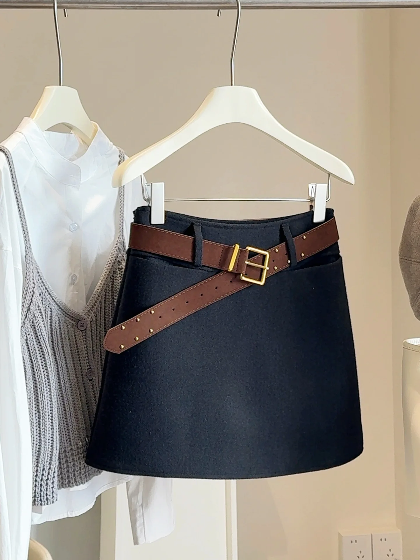 

Шерстяная утягивающая юбка с высокой талией для женщин на осень и зиму, новая корейская версия, антибликовая короткая юбка А-силуэта, обнимающая бедра