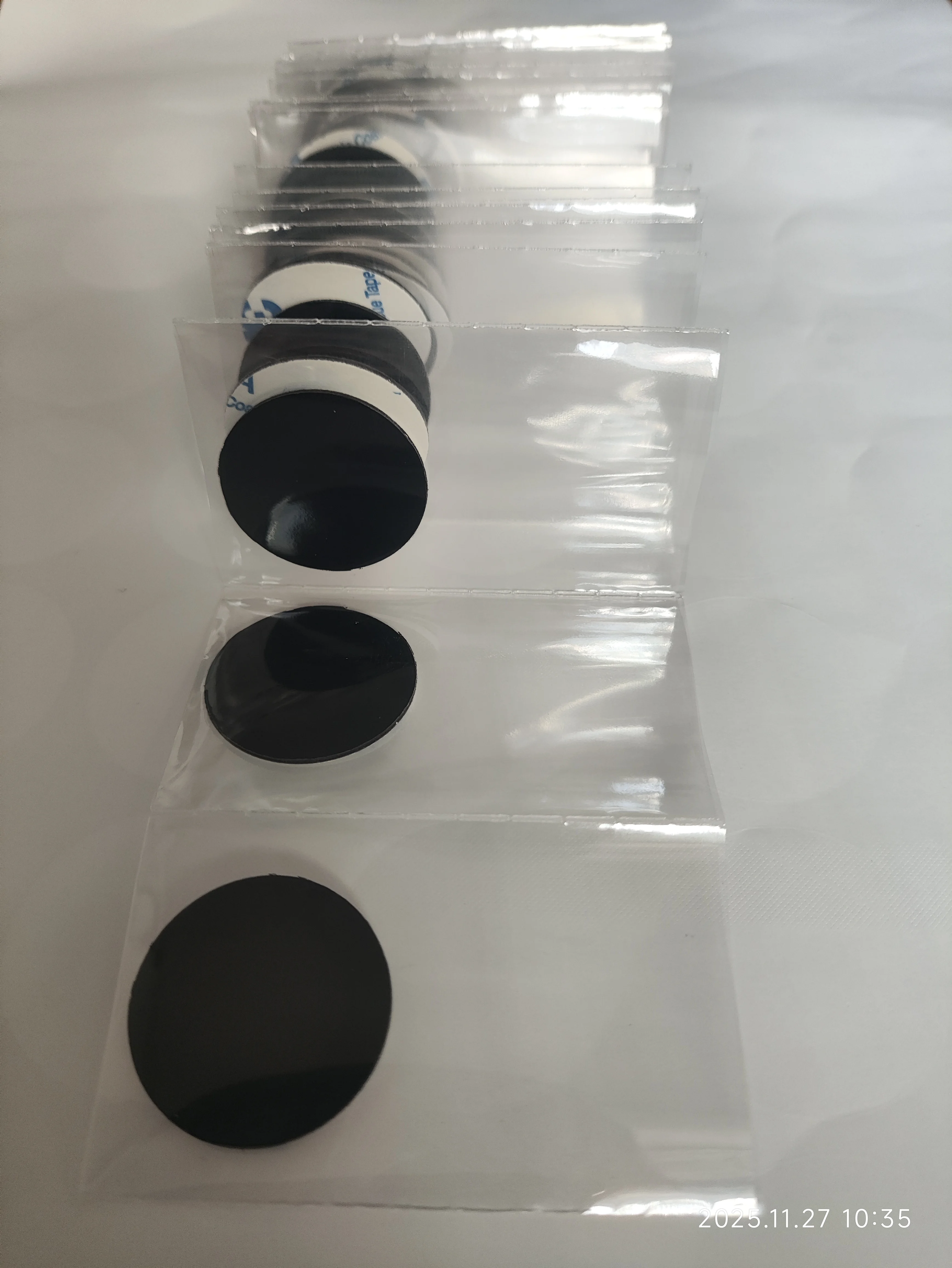 NFC 215 Tarjeta de moneda NFC totalmente negra Insignia ultrafina antimetal 25 mm PVC resistente al agua con respaldo adhesivo 0,88 mm de espesor