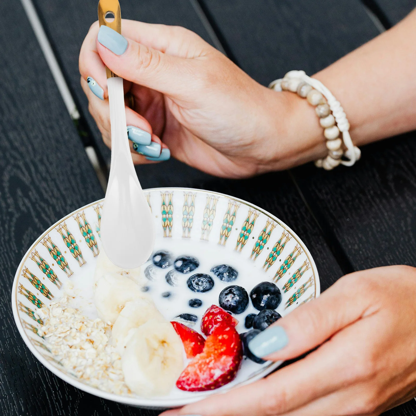 ملعقة قهوة سيراميك فاخرة مع حافة ذهبية على الطراز الأوروبي أنيقة مثالية لملعقة سيراميك لحلويات الشاي والقهوة