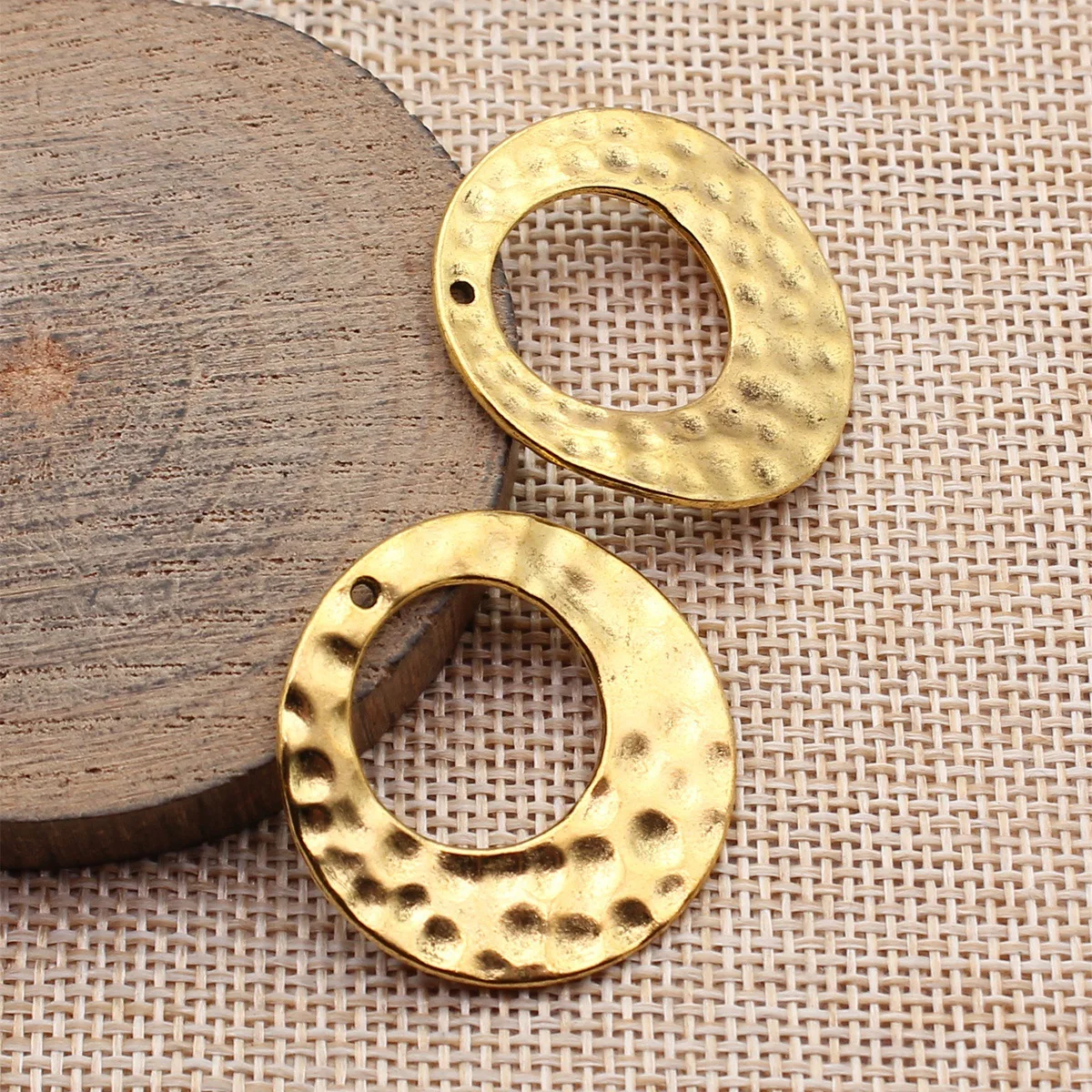 8 Stück 32 x 32 mm (1,26 x 1,26 Zoll), 5 Farben, gehämmerte Kreis-Anhänger, DIY-Schmuckherstellungszubehör