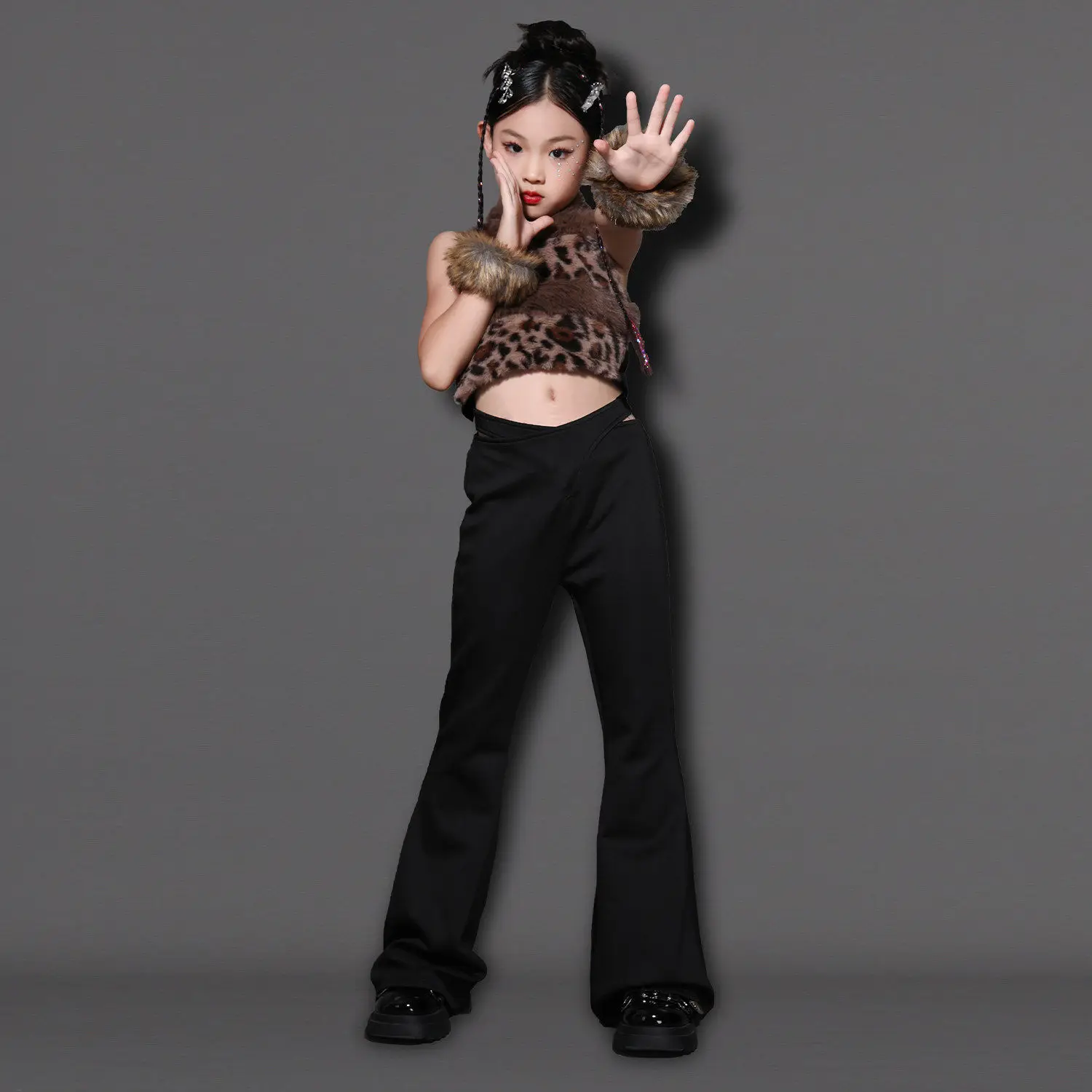 

Новые костюмы для современных джазовых танцев 2026 года для девочек: топ с леопардовым принтом на шее, черные брюки, комплекты для хип-хопа DQS22086