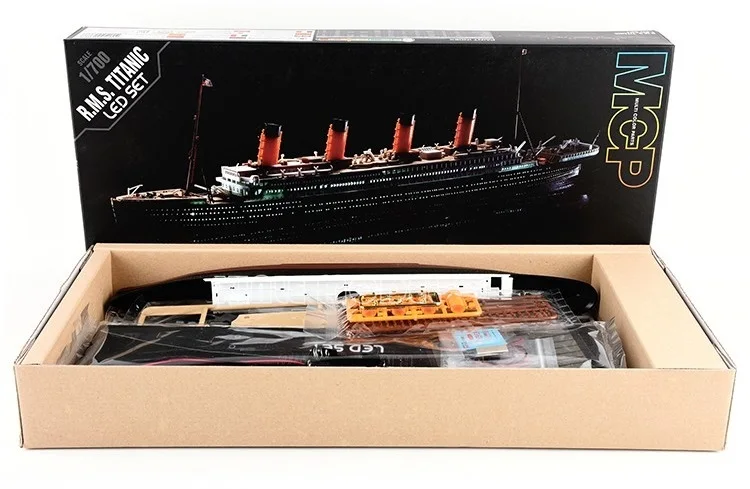 

Academy models Ship assembly Model Kit 14220 RMS Titanic with LED Lighting Set 1/700