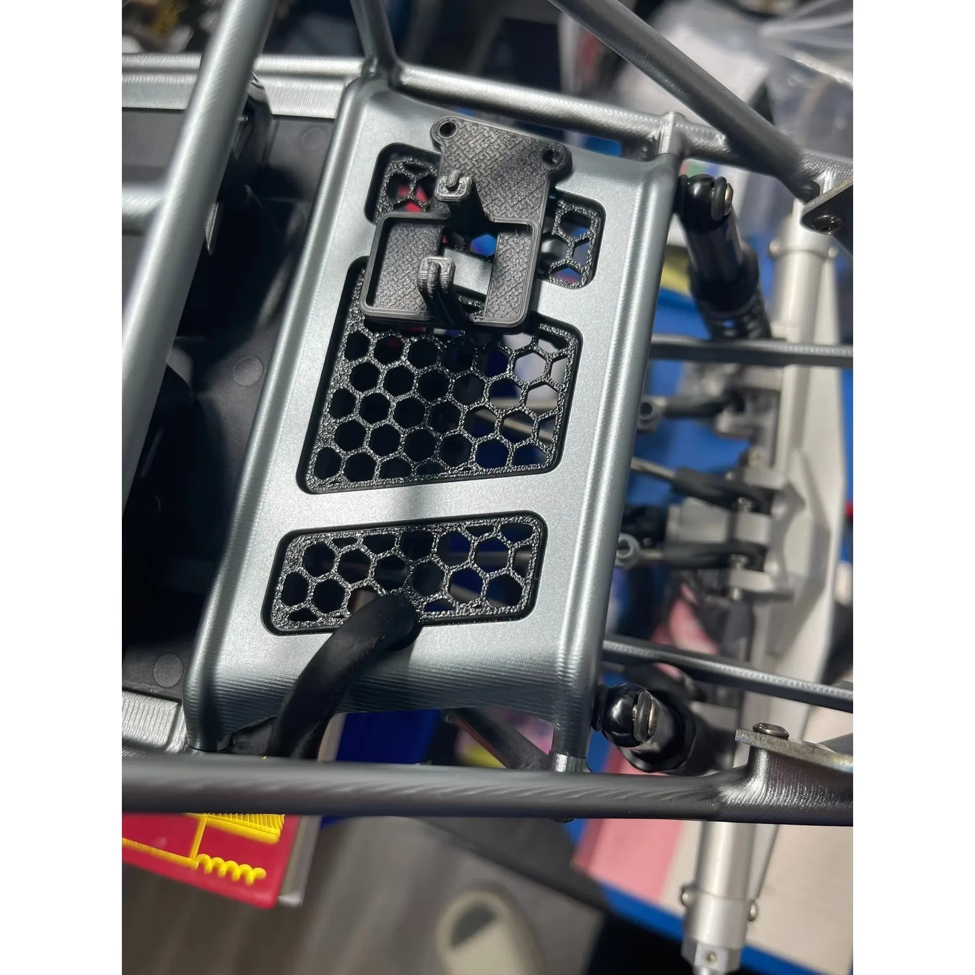 Rear Cooling Honeycomb Mesh & Fuel Line Detail Set with ESC Switch Mount for Vanquish H10 Optic1/10RC Crawler Scale Upgrade Part