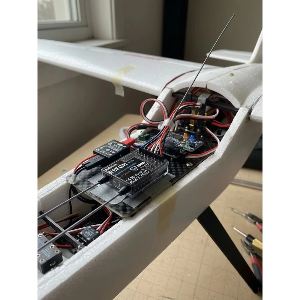RadioLink R8FGH RC Receiver Gyro 8CH Dual Antenna 3ms Response 3-12V 600 Meters Control Distance for FPV Car Boat Drones