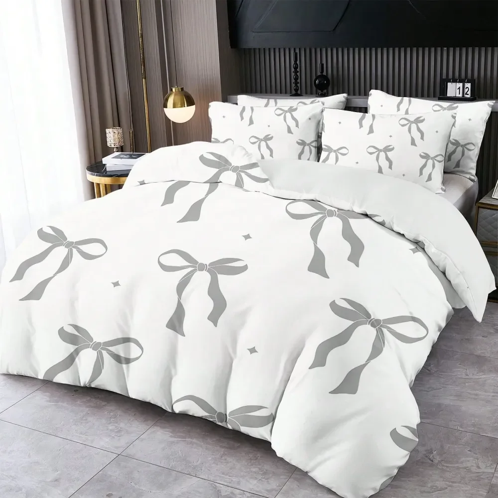 

Комплект из 3 предметов: пододеяльник с цифровым принтом в виде банта (1 шт.), 2 наволочки, одеяло в комплект не входит, мягкий, приятный для кожи, подходит для использования.