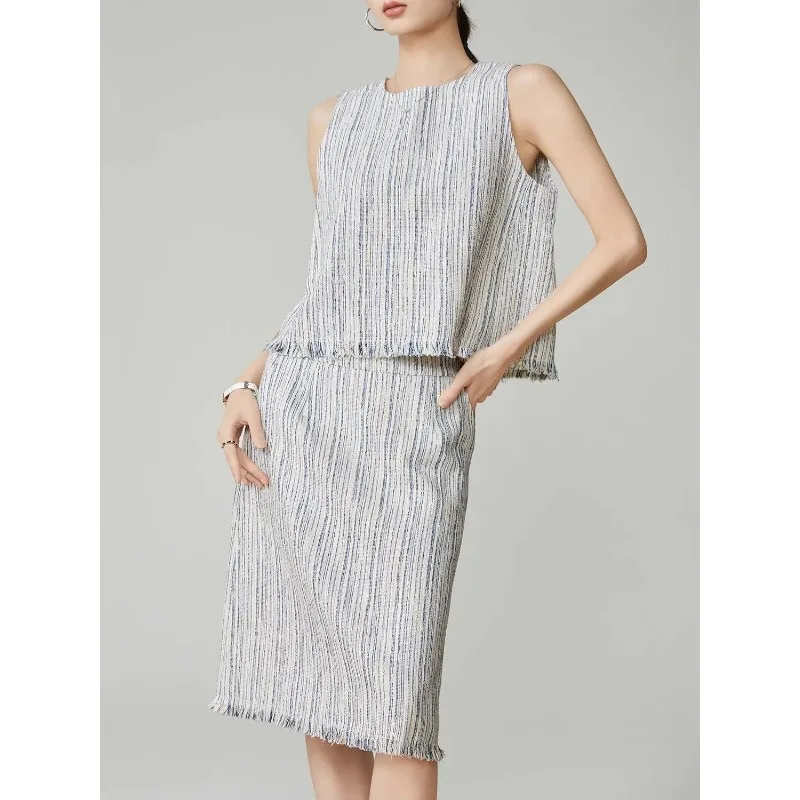 

Женский комплект из топа без рукавов с полосатым принтом и отделкой с бахромой и юбки миди