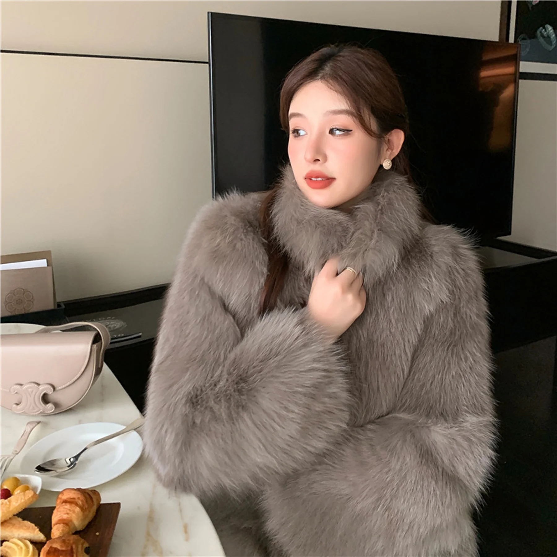 Faux Fur Coat Women Short Padded Loose Cardigan with Fox Collar New Fashion Winter Mao Mao Coat Haining Fur Jacket