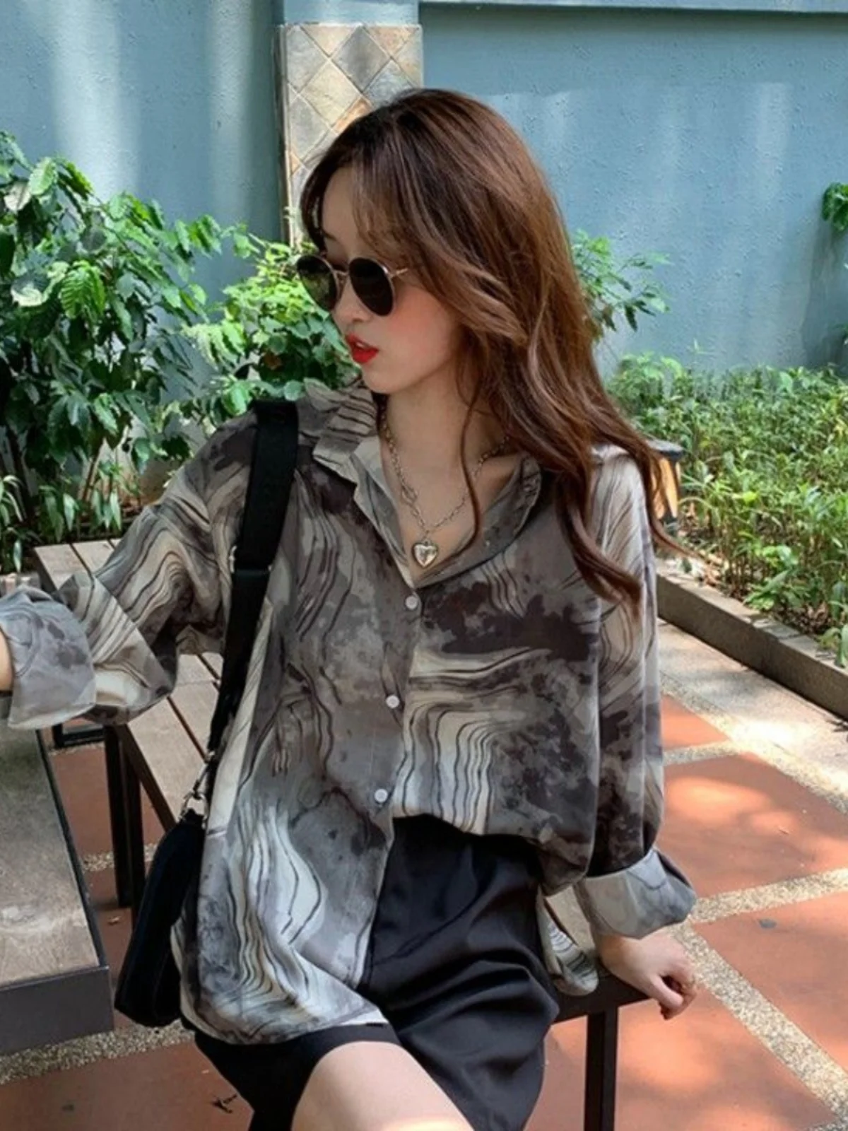 

Женская блузка с длинным рукавом и акварельным принтом в стиле ретро, осень 2023, новая корейская свободная блузка в гонконгском стиле с дизайнерским акцентом