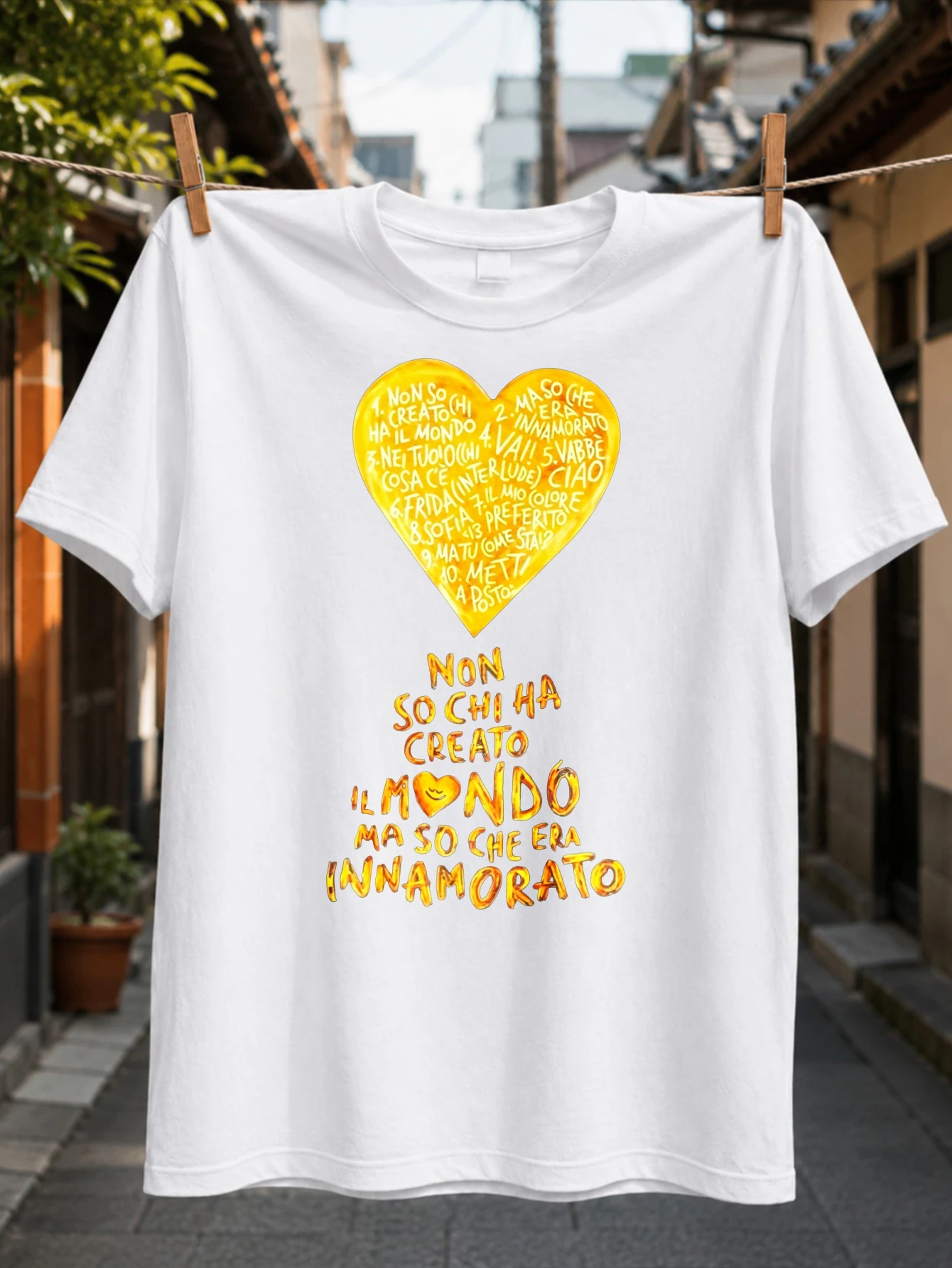 Non So Chi Ha Creato Il MondoYellow Heart Filled Italian Love Phrases and Warm Handwritten Style  Unisex All T-Shirt