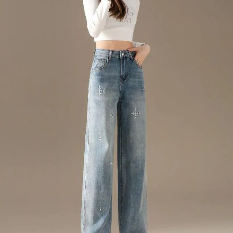 calca-jeans-feminina-bordada-de-cintura-alta-corte-reto-e-solto-efeito-emagrecedor-cor-clara-com-bolsos-e-detalhe-de-lenco
