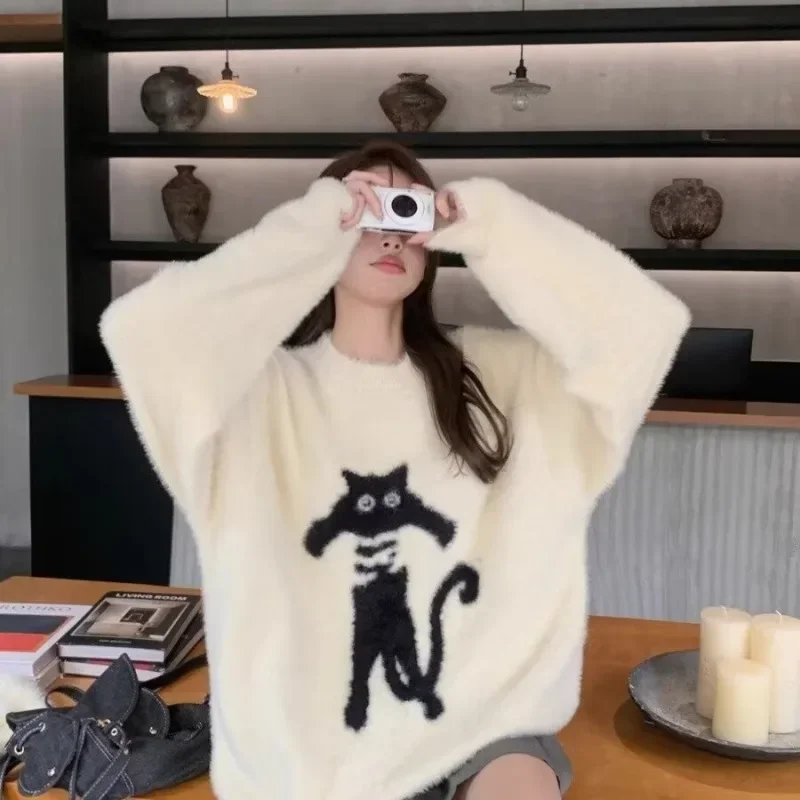 เสื้อสวมหัวสไตล์ขี้เกียจผู้หญิงทรงหลวมลายการ์ตูนแมวมหาลัยแบบสบายๆเข้าได้กับทุกชุดเสื้อผ้าถักกำมะหยี่แบบคลาสสิกแพร่หลายสำหรับฤดูใบไม้ร่วง