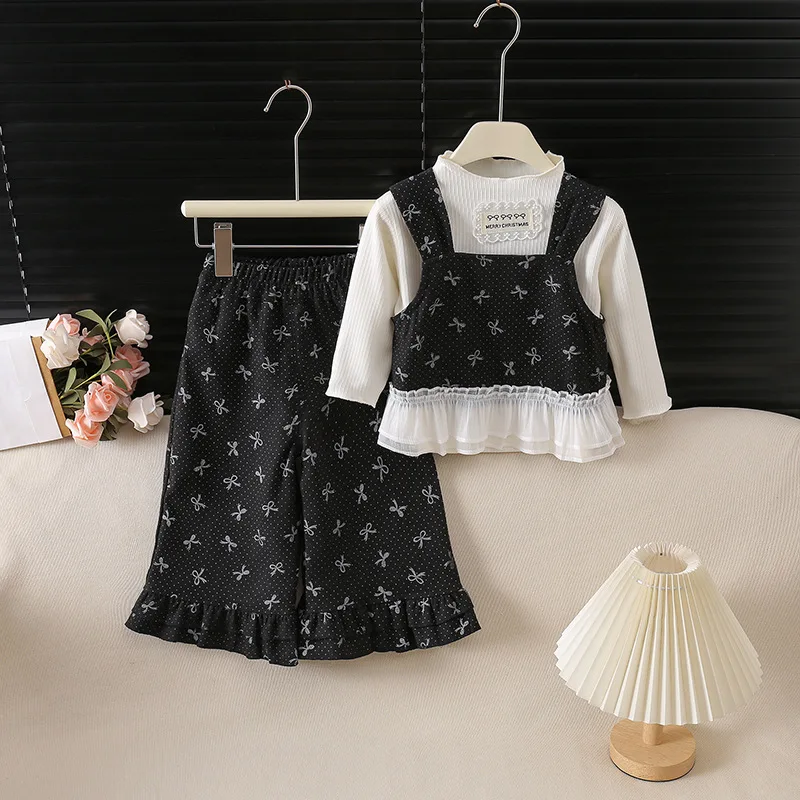 

Новый весенний комплект для девочек из 3 предметов: белый топ с длинным рукавом + жилет с принтом банта + брюки с широкими штанинами и рюшами по низу, милая детская одежда