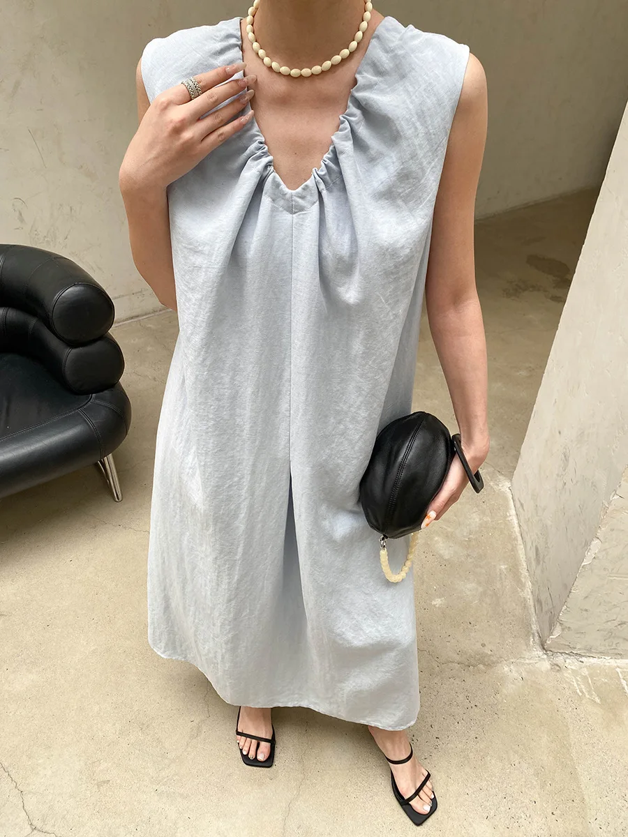 Sommerliches Damenkleid in unifarbenem, plissiertem Design mit V-Ausschnitt, Schnürung an der Taille und schlankmachendem, ärmellosem Schnitt. – Detail 8