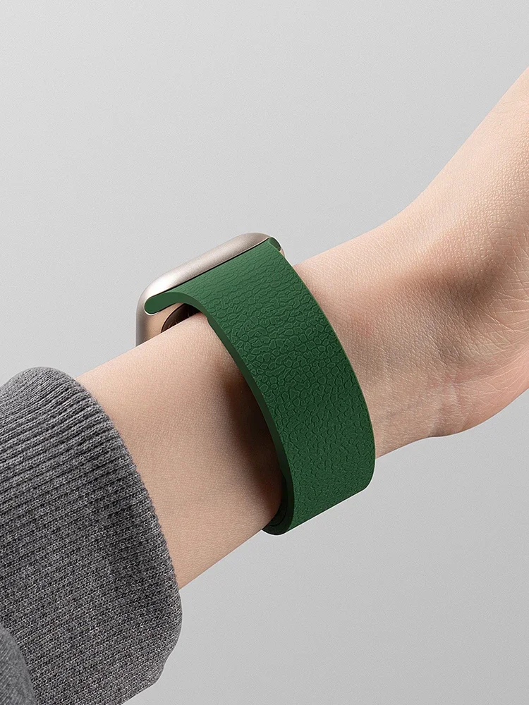 Correa de silicona para Apple Watch 46mm 49mm 42mm 44mm 41mm 41mm 40mm banda magnética para IWatch Ultra 2 Series 10 8 9 7 6 SE 5 4 3