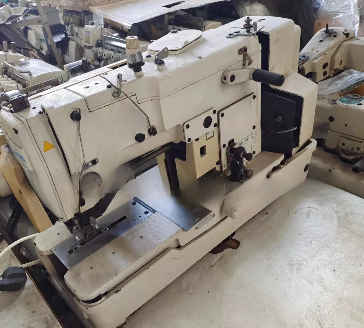 

Long-term supply of industrial sewing machines, head keyhole machines