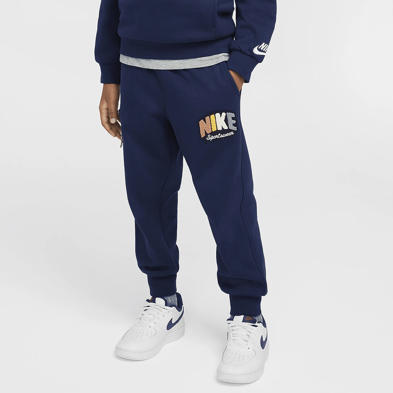 

Официальные новые детские спортивные повседневные прочные брюки Nike на флисовой подкладке с принтом HQ7945-410