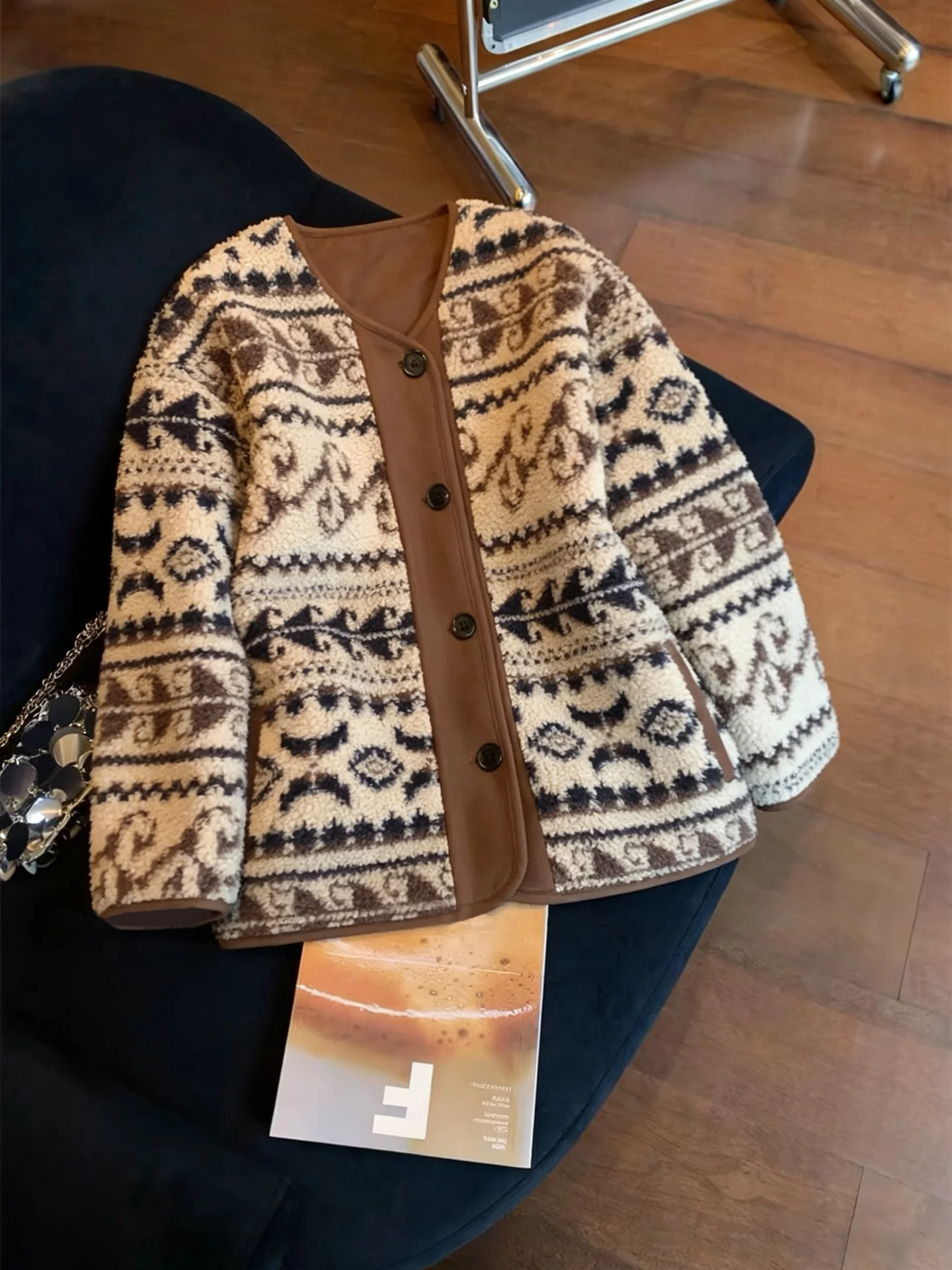 

Ретро сращивание миндального цвета ягненка с мехом ягненка, свободный кардиган, топ для мужчин и женщин, весна-осень, ленивый дизайн, теплая верхняя одежда