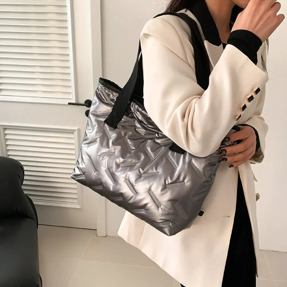 Bolso de mano acolchado para mujer, bolsa versátil de gran capacidad, estilo coreano, impermeable, nube, ligero, Color sólido, algodón, PU