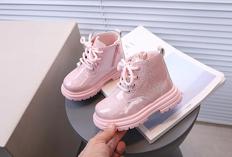 2026 Neue Winter-Kurzstiefel für Mädchen, Kinderstiefel im britischen Stil, weiche Sohle, leichte Stiefel, knöchelhoch, Unisex-Jungenstiefel, Größe 21-30 – Detail 15