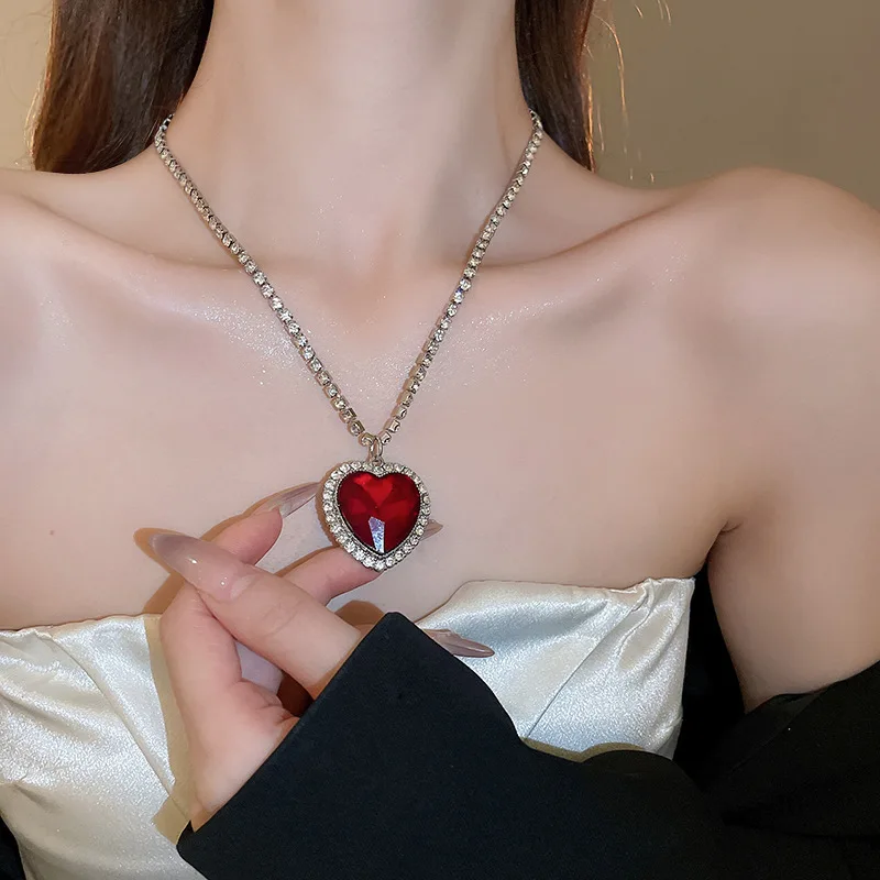 Exaggerated Red Crystal Heart Pendant Necklaces for Women Luxury Full Rhinestone Long Chain Necklaces Love Forever Jewelry Gifts